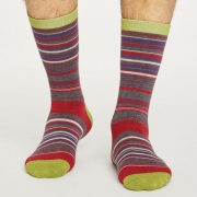 Thought Bamboe Sokken - Lauritz Stripe Pillarbox Red Comfortabele sokken van bamboe en bio-katoen