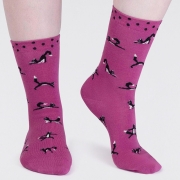 Thought Bamboe Sokken - Yoga Cats Raspberry Pink Comfortabele sokken van bamboe en bio-katoen